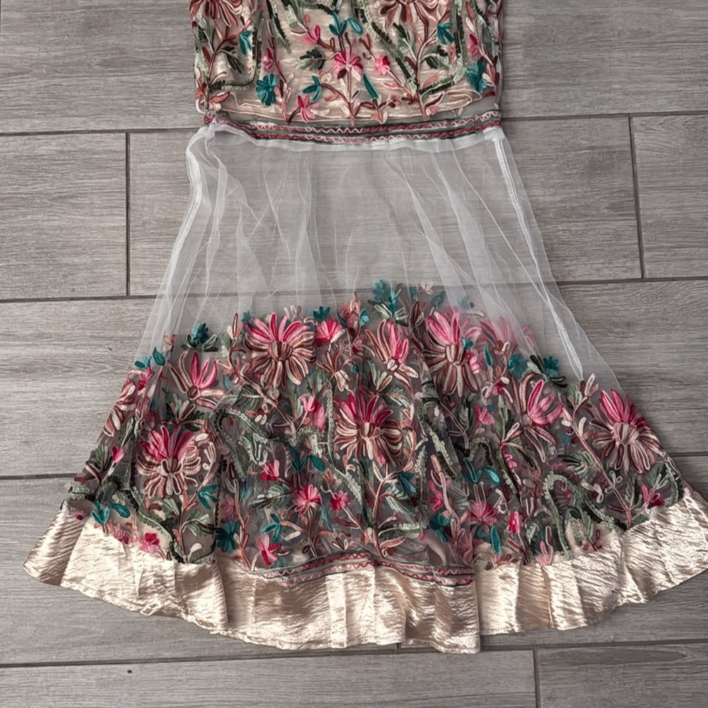 Elegant Floral Skirt Set with Sheer details Size Small - Picture 3 of 11